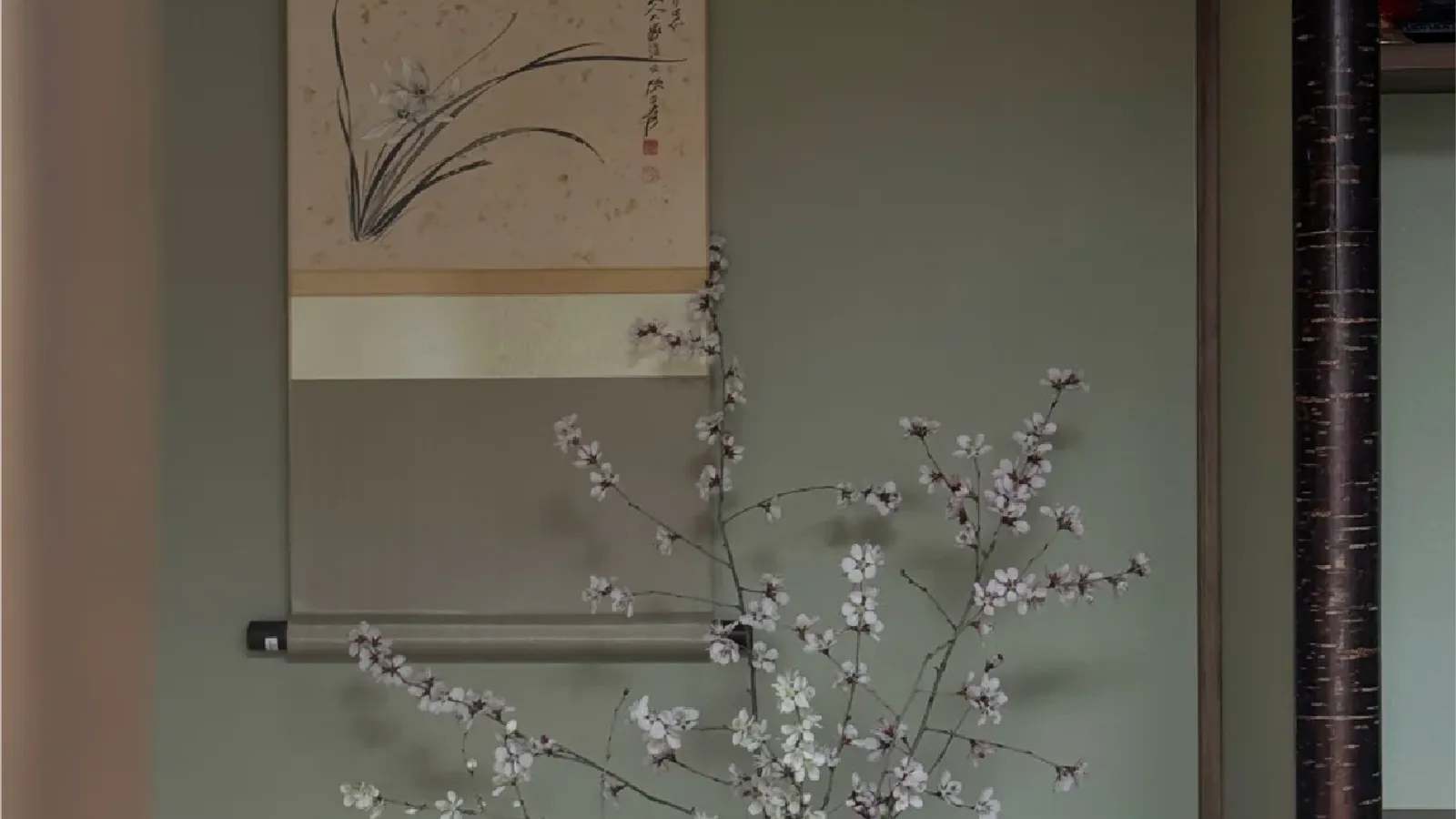 茶室一角，挂轴与瓶插梅枝，适合作为一心养心首页首屏背景。